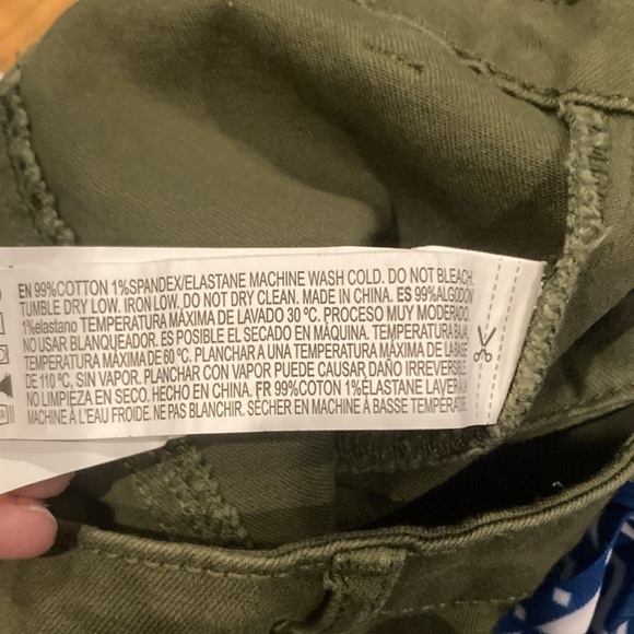 Forever 21 green short sexy skirt 99% cotton. Size 28 Great condition - Picture 4 of 4